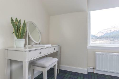 Rossmay House - 4 Bedroom Scottish Villa With Waterfront / Mountain Views
