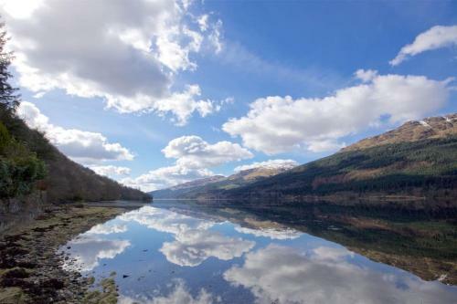 Rossmay House - 4 Bedroom Scottish Villa With Waterfront / Mountain Views