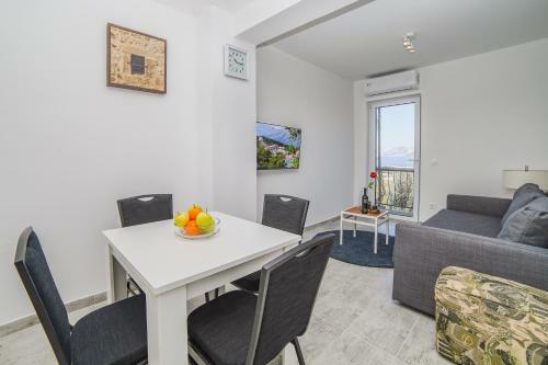 Gustav - Sea View Apartment With Balcony