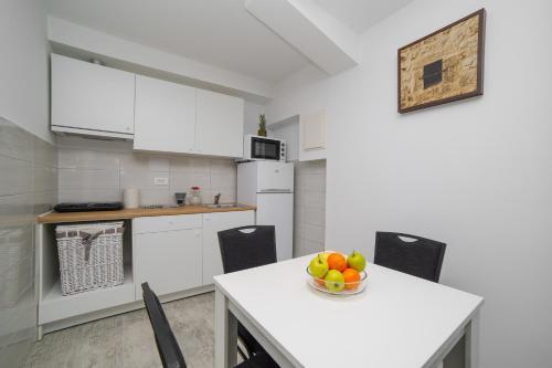 Gustav - Sea View Apartment With Balcony