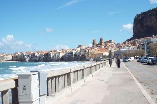 Cefal� Studio Room And Apartments