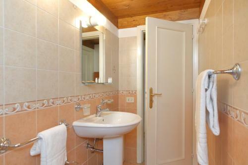 Sunny Flat - Self Apartments