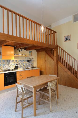 Sunny Flat - Self Apartments