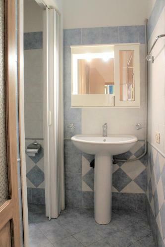 Adelfes Apartments