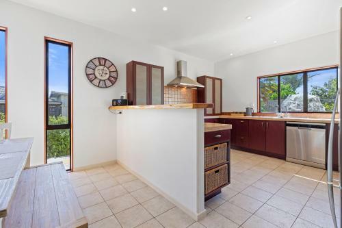 Papamoa Coastal Retreat - Papamoa Holiday Home