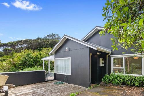 The Piha Beach House - Piha Holiday Home