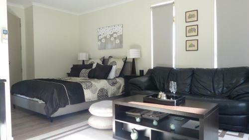 Modern Self Contained Apartment In Riverhead