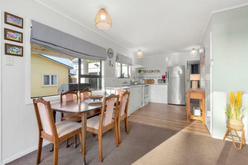 Kopu Cottage - Raglan Holiday Home