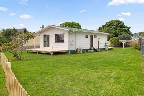 Kopu Cottage - Raglan Holiday Home