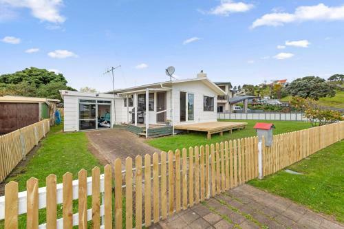 Kopu Cottage - Raglan Holiday Home