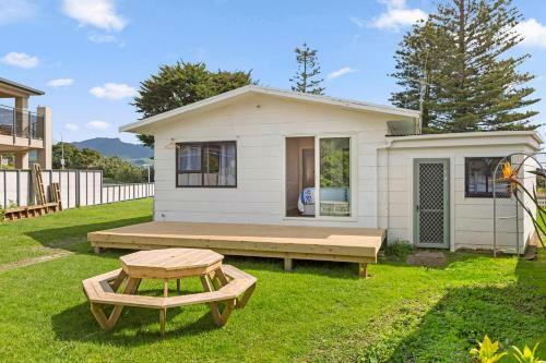 Kopu Cottage - Raglan Holiday Home
