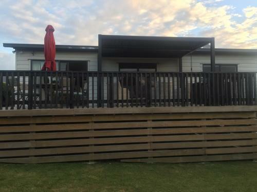 Raglan Beach Retreat - 2 Bedrooms - With Wifi