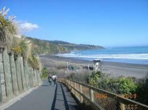 Raglan Beach Retreat - 2 Bedrooms - With Wifi