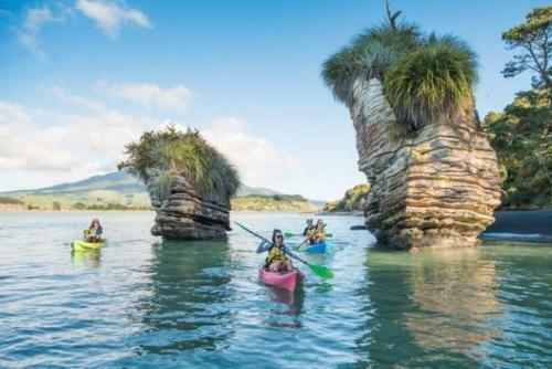 Raglan Beach Retreat - 2 Bedrooms - With Wifi