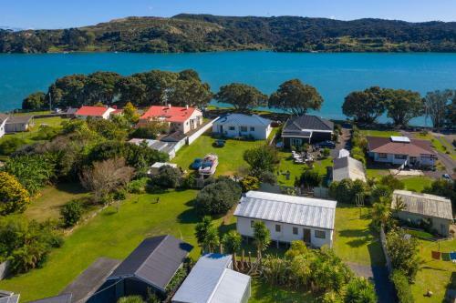 Raglan Beach Retreat - 2 Bedrooms - With Wifi