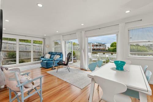 Beach Breeze Oasis - Raglan Holiday Home