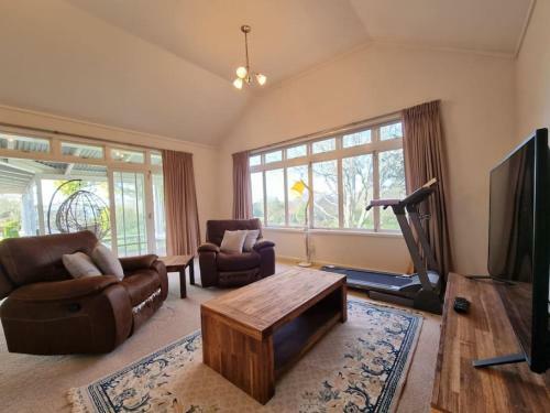 Wonderful 3br House With Spacious Gardens - Wifi