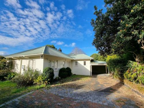 Wonderful 3br House With Spacious Gardens - Wifi