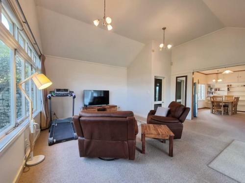 Wonderful 3br House With Spacious Gardens - Wifi