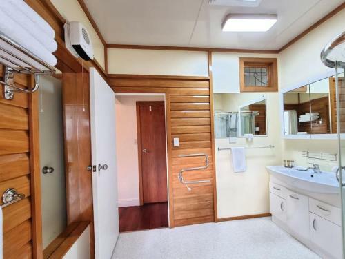 Wonderful 3br House With Spacious Gardens - Wifi
