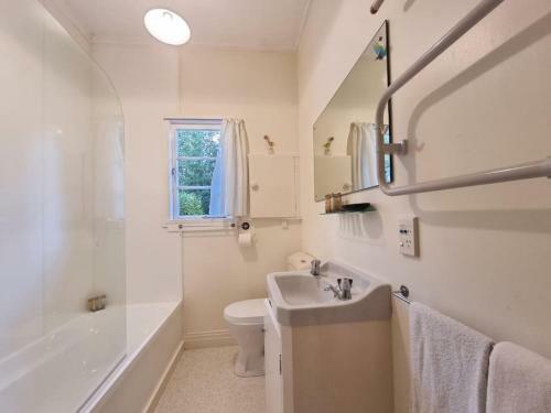 Wonderful 3br House With Spacious Gardens - Wifi