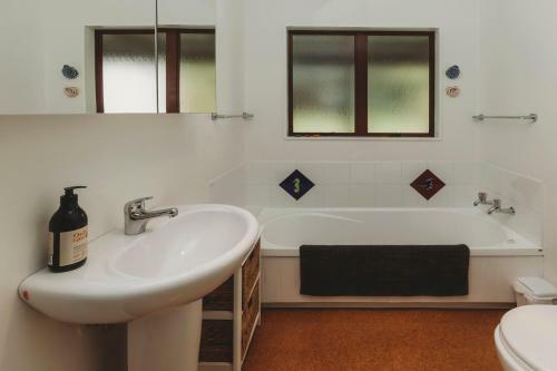 Wharepuni - Oakura Retreat