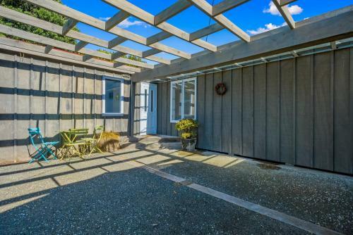 Relax On Rodney - Te Horo Beach Holiday Home