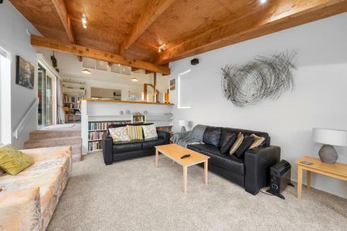 Stroll To The Sea - Te Horo Beach Holiday House