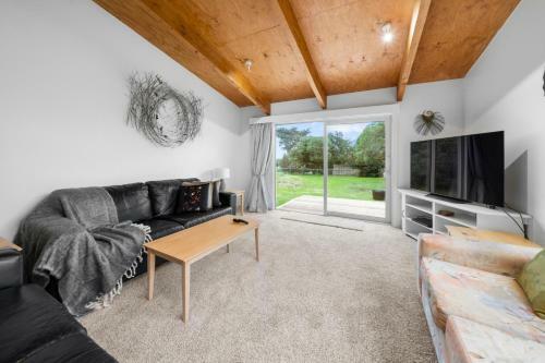 Stroll To The Sea - Te Horo Beach Holiday House