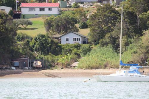 Tyson's Unique & Charming Waterfront Bach