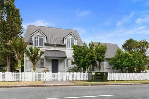 Jandal House - Russell Holiday Home