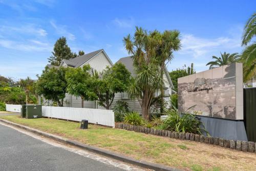 Jandal House - Russell Holiday Home