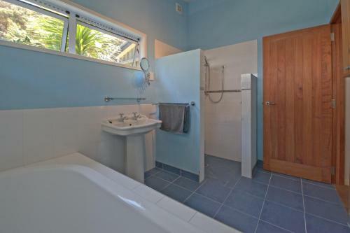 Frosty's Retreat - Great Barrier Island Holiday Home