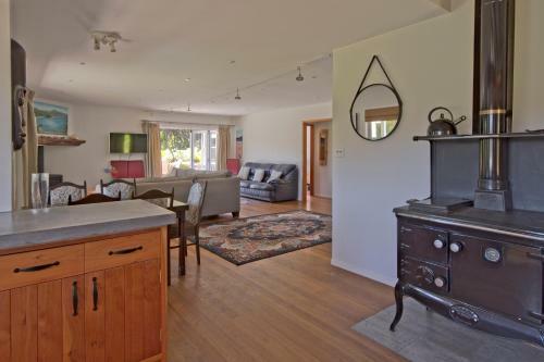 Frosty's Retreat - Great Barrier Island Holiday Home