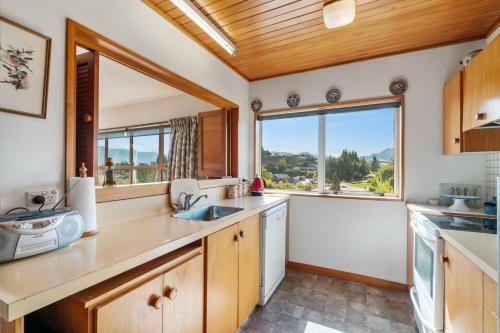 Hill Cottage - Wanaka Holiday Home