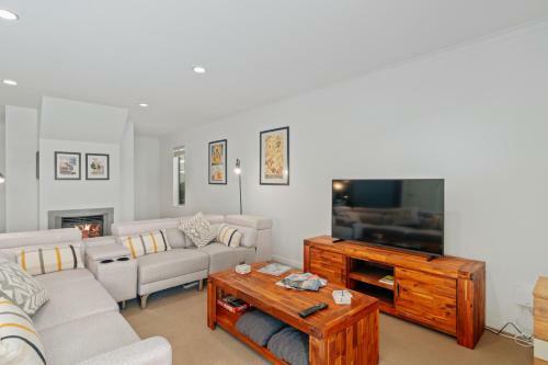 Views On Koru - Wanaka Holiday Home