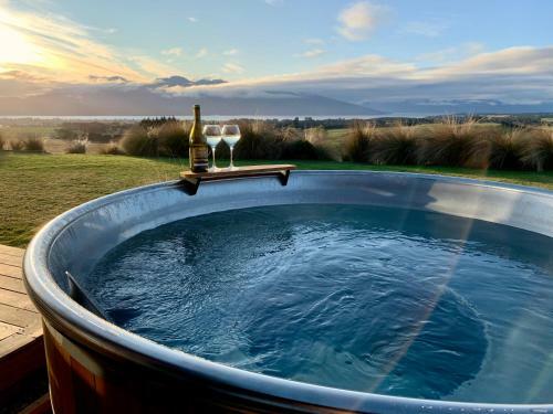 Fiordland Eco-retreat -- Panoramic Views -- Hot Tub