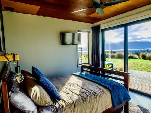 Fiordland Eco-retreat -- Panoramic Views -- Hot Tub