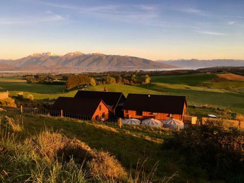 Fiordland Eco-retreat -- Panoramic Views -- Hot Tub