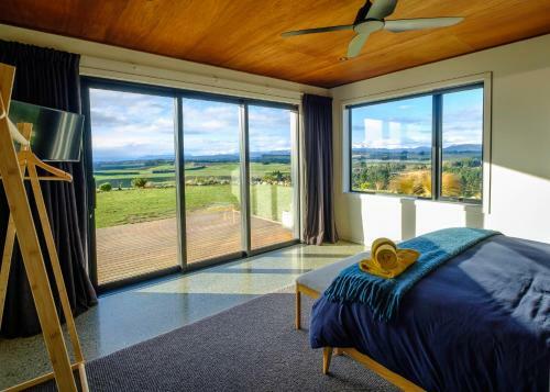 Fiordland Eco-retreat -- Panoramic Views -- Hot Tub