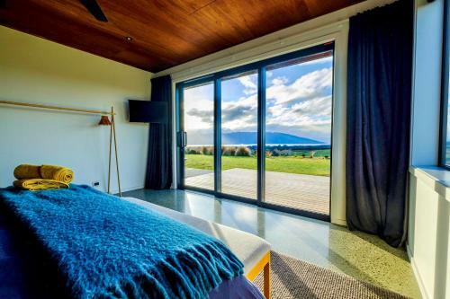 Fiordland Eco-retreat -- Panoramic Views -- Hot Tub