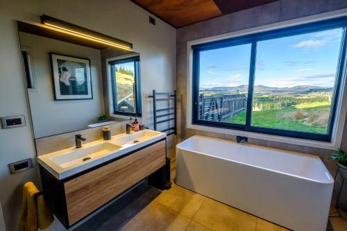 Fiordland Eco-retreat -- Panoramic Views -- Hot Tub