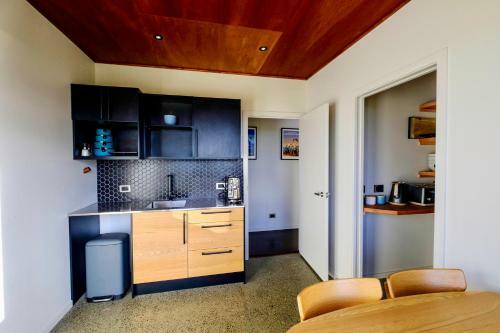 Fiordland Eco-retreat -- Panoramic Views -- Hot Tub