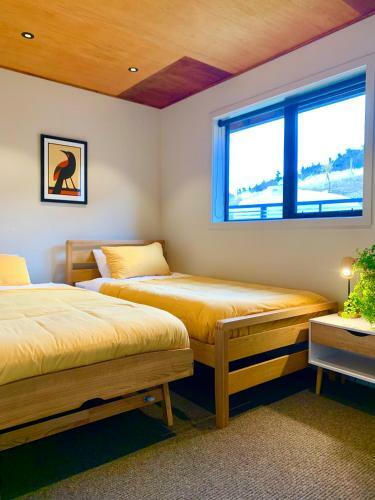 Fiordland Eco-retreat -- Panoramic Views -- Hot Tub