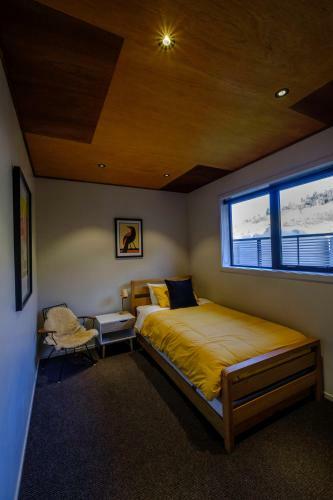 Fiordland Eco-retreat -- Panoramic Views -- Hot Tub