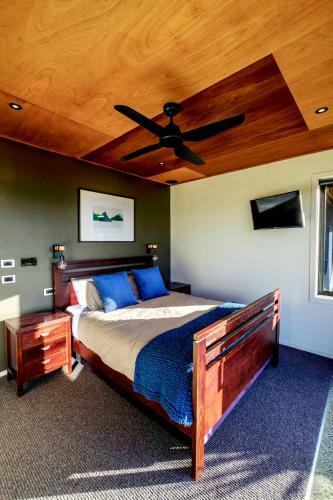 Fiordland Eco-retreat -- Panoramic Views -- Hot Tub