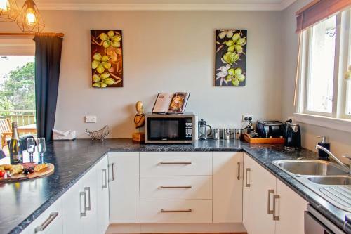Chime Cottage - Riverton Holiday Home