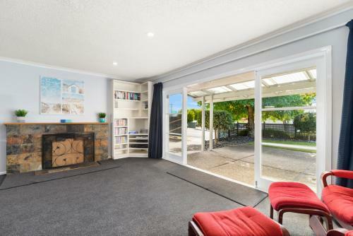 Stroll To The Lake - Acacia Bay Holiday Home