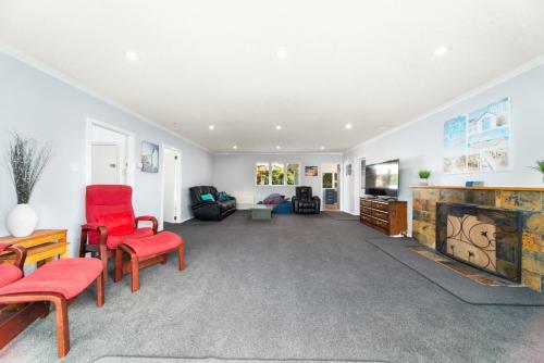 Stroll To The Lake - Acacia Bay Holiday Home