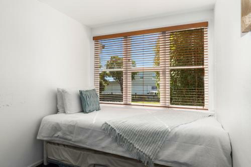 Stroll To The Lake - Acacia Bay Holiday Home
